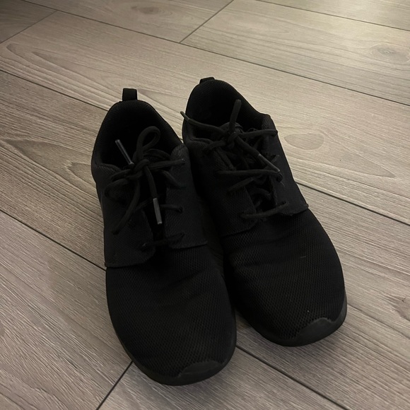 Black Nike running shoes - size 9 women’s - Picture 5 of 5